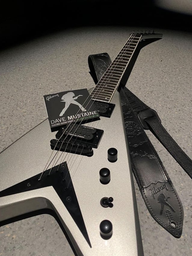 dave mustaine - gibson string and strap